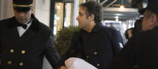 Michael Cohen arrives at his home in New York with his left arm in a sling supported by a pillow Friday, Jan. 18, 2019. Michael Cohen arrives at his home in New York with his left arm in a sling supported by a pillow Friday, Jan. 18, 2019. - Sputnik International
