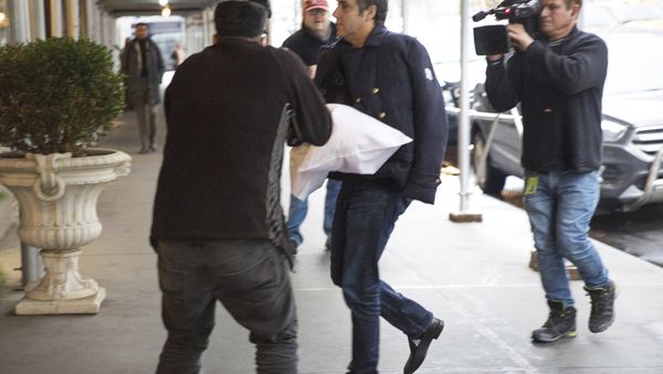 Michael Cohen arrives at his home in New York with his left arm in a sling supported by a pillow Friday, Jan. 18, 2019. Democrats are vowing to investigate whether President Donald Trump directed Cohen, his personal attorney, to lie to Congress about a Moscow real estate project, calling that possibility a concern of the greatest magnitude. - Sputnik International