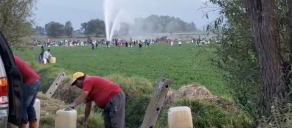 People gather at the site of a ruptured pipeline in the municipality of Tlahuelilpan, in Hidalgo - Sputnik International