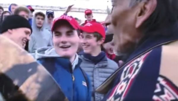 MAGA-wearing US high-school students in Washington DC surround and mock Native American Vietnam veteran chanting to honor war dead, Friday, January 18, 2019. - Sputnik International