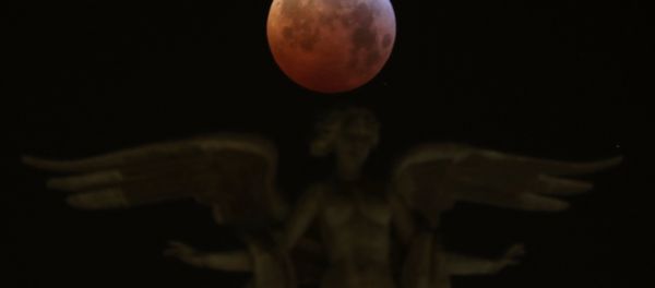 The moon is seen over Victoria Alada statue on the top of Metropoli building during a total lunar eclipse, known as the Super Blood Wolf Moon in Madrid, Spain, January 21, 2019 The moon is seen over Victoria Alada statue on the top of Metropoli building during a total lunar eclipse, known as the Super Blood Wolf Moon in Madrid, Spain, January 21, 2019 - Sputnik International