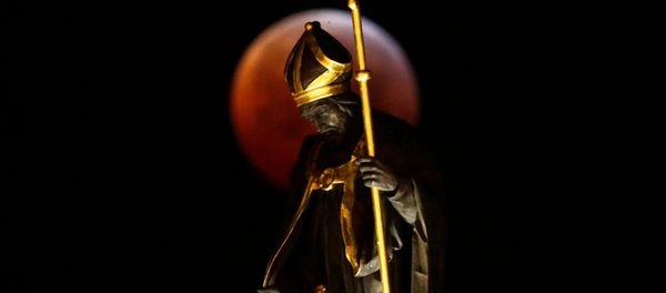 The Super Blood Wolf Moon is seen near a statue during a lunar eclipse on Brussels' Grand Place, Belgium, January 21, 2019 - Sputnik International