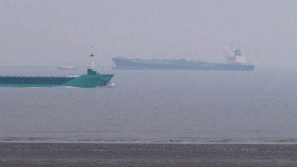 A tanker ship, right, carrying 9,000 metric tons (nearly 10,000 U.S. tons) of hazardous goods has run aground on the Elbe river near Cuxhaven, Germany, Monday, Jan.21, 2019. - Sputnik International