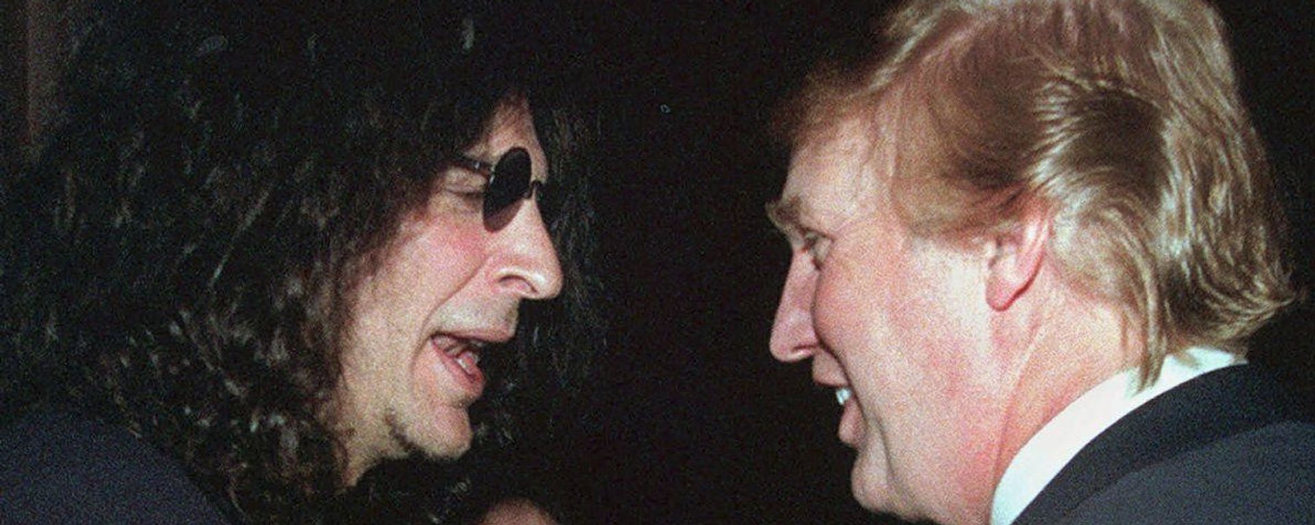 Popular media personality Howard Stern and longtime media pal Donald Trump in happier days - Sputnik International, 1920, 28.06.2022