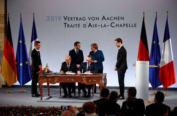 French Foreign Minister Jean-Yves Le Drian and his German counterpart Heiko Maas sign a new agreement on bilateral cooperation and integration, known as Treaty of Aachen, as German Chancellor Angela Merkel and French President Emmanuel Macron look on, in Aachen, Germany, January 22, 2019 French Foreign Minister Jean-Yves Le Drian and his German counterpart Heiko Maas sign a new agreement on bilateral cooperation and integration, known as Treaty of Aachen, as German Chancellor Angela Merkel and French President Emmanuel Macron look on, in Aachen, Germany, January 22, 2019 - Sputnik International