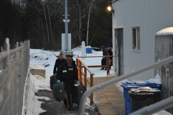 Canadian police officer helps illegal migrant to carry his luggage - Sputnik International
