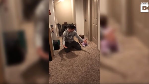 ‘Pops Can Wait’: Greedy Baby Ditches Dad for Takeout - Sputnik International
