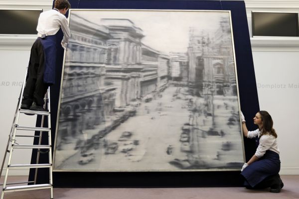 Employees at Sotheby's in New York hang a 1968 painting by Gerhard Richter, of the cathedral square in Milan - Sputnik International