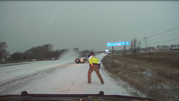 Slow Down, Stay Alert: Motorist Loses Control, Almost Floors US Deputy - Sputnik International