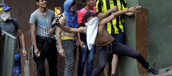 Demonstrators clash with security forces while participating in a rally against Venezuelan President Nicolas Maduro's government and to commemorate the 61st anniversary of the end of the dictatorship of Marcos Perez Jimenez in Tachira, Venezuela - Sputnik International