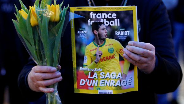 A man holds a sports magazine and yellow tulips as fans gather in Nantes' city center after news that newly-signed Cardiff City soccer player Emiliano Sala was missing after the light aircraft he was travelling in disappeared between France and England the previous evening, according to France's civil aviation authority, France, January 22, 2019. A man holds a sports magazine and yellow tulips as fans gather in Nantes' city center after news that newly-signed Cardiff City soccer player Emiliano Sala was missing after the light aircraft he was travelling in disappeared between France and England the previous evening, according to France's civil aviation authority, France, January 22, 2019. - Sputnik International