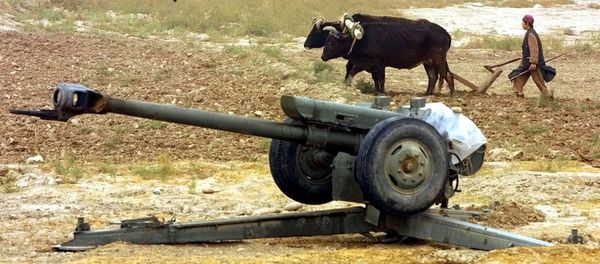 An Afghan peasant ploughs near Soviet-made D-30 howitzers just outside the village of Ai-Khanum, Northern Afghanistan, Friday Nov. 9, 2001. An Afghan peasant ploughs near Soviet-made D-30 howitzers just outside the village of Ai-Khanum, Northern Afghanistan, Friday Nov. 9, 2001. - Sputnik International