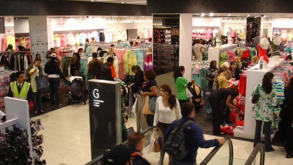Shoppers in Primark - Sputnik International