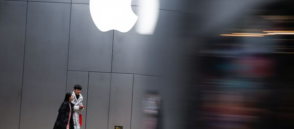 People walk past an Apple store in Beijing, China January 7, 2019 - Sputnik International