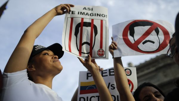 Venezuelan anti-government protesters hold signs against Venezuelan President Nicolas Maduro during a demonstration in Buenos Aires, Argentina, Wednesday, Jan. 23, 2019 Venezuelan anti-government protesters hold signs against Venezuelan President Nicolas Maduro during a demonstration in Buenos Aires, Argentina, Wednesday, Jan. 23, 2019 - Sputnik International