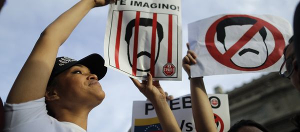 Venezuelan anti-government protesters hold signs against Venezuelan President Nicolas Maduro during a demonstration in Buenos Aires, Argentina, Wednesday, Jan. 23, 2019 Venezuelan anti-government protesters hold signs against Venezuelan President Nicolas Maduro during a demonstration in Buenos Aires, Argentina, Wednesday, Jan. 23, 2019 - Sputnik International