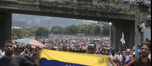 Opposition protesters in Venezuela shut down highways, bridges and other infrastructure as pressure mounts on President Nicolas Maduro to resign in favor of new elections - Sputnik International