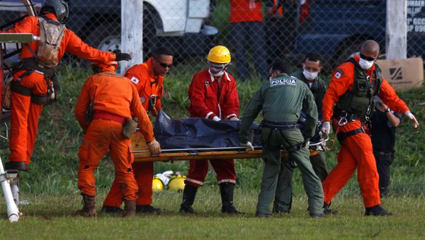 Members of rescue team carry a body recovered after a tailings dam owned by Brazilian mining company Vale SA collapsed, in Brumadinho, Brazil, January 27, 2019 - Sputnik International