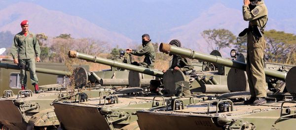 Venezuelan President Nicolas Maduro inspects troops ahead of military drills on January 27, 2019 - Sputnik International