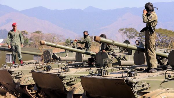 Venezuelan President Nicolas Maduro inspects troops ahead of military drills on January 27, 2019 - Sputnik International