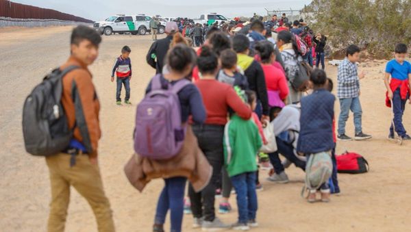 A large group of 376 migrants wait in line to be processed after being detained by U.S. Customs and Border Protection after crossing the United States- Mexico border near Yuma, Arizona, U.S., January 14, 2019. Photo taken January 14, 2019 - Sputnik International