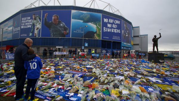 Football fans outside Cardiff City's stadium, where a mass of flowers and other tributes have been placed since Emiliano Sala's plane vanished - Sputnik International