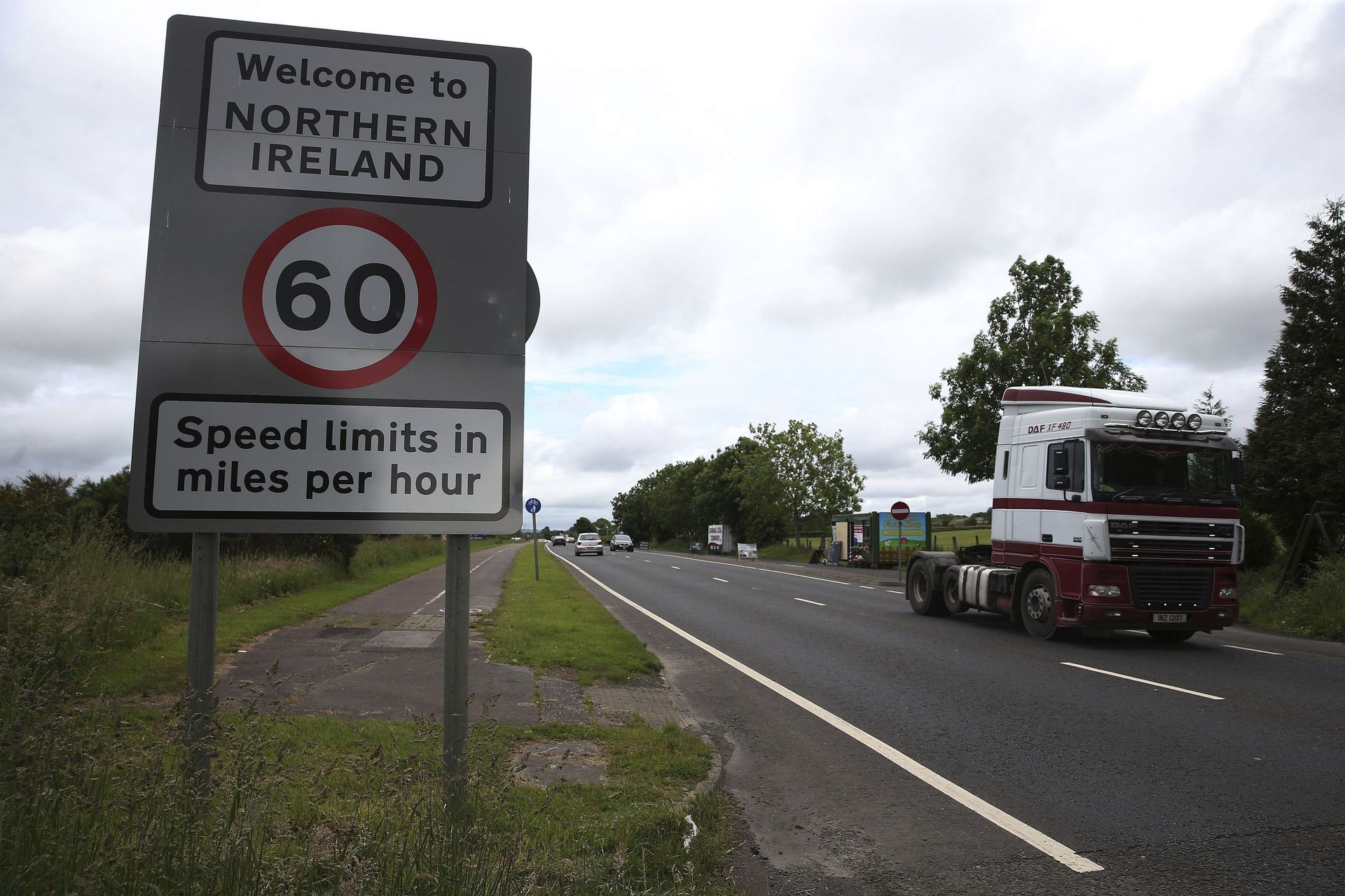 This is a June 15, 2016 file photo of of traffic crossing the border between the Republic of Ireland and Northern Ireland in the village of Bridgend, Co Donegal Ireland. - Sputnik International, 1920, 15.10.2021