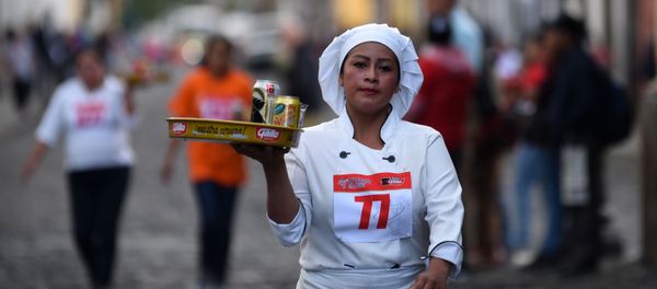 A waitress participates in the XVI Carrera de Charolas (Waiters Race) in Antigua Guatemala,45 km southwest of Guatemala City, on November 14, 2018. - Sputnik International