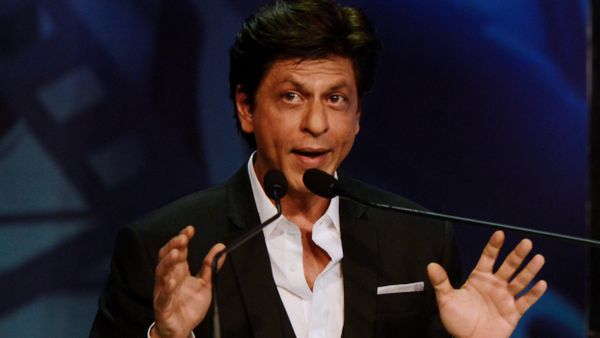 Indian Bollywood actor Shah Rukh Khan speaks during the inauguration of the 24th Kolkata International Film Festival in Kolkata on November 10, 2018 Indian Bollywood actor Shah Rukh Khan speaks during the inauguration of the 24th Kolkata International Film Festival in Kolkata on November 10, 2018 - Sputnik International