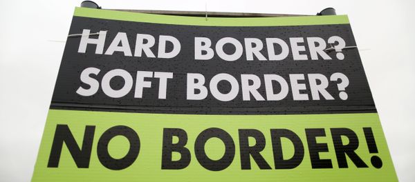 A picture shows a sign calling for no border to be imposed between Ireland and Northern Ireland outside Newry, Northern Ireland, on November 14, 2018 near the Irish border. - Sputnik International