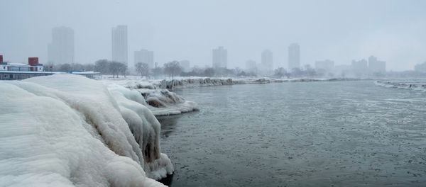 The city skyline is seen from the North Avenue Beach at Lake Michigan as bitter cold phenomenon called the polar vortex has descended on much of the central and eastern United States - Sputnik International