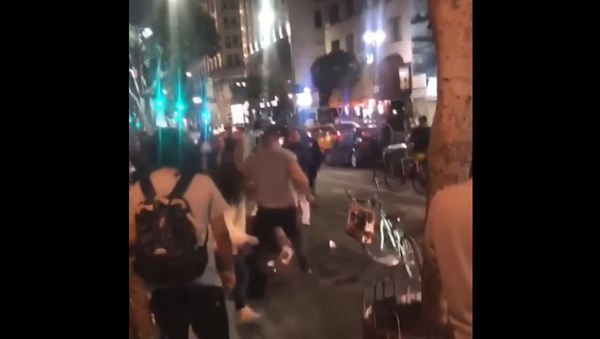 Viral footage show man repeatedly punch two women who were standing near a hotdog stand in downtown Los Angeles - Sputnik International