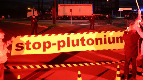 Greenpeace activists protest against a convoy transporting radioactive fuel with MOX (plutonium) from Beaumont-Hague to Cherbourg commercial port, where the plutonium is due to be shipped to Japan, on July 5, 2017 in Cherbourg-Octeville, northwestern France. - Sputnik International