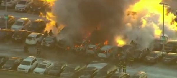 Dozens of vehicles catch fire at N.J. airport parking garage - Sputnik International