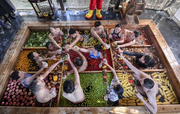 People enjoying a dip in a hotpot-looking hot spring at a hotel in Hangzhou in China's Zhejiang province People enjoying a dip in a hotpot-looking hot spring at a hotel in Hangzhou in China's Zhejiang province - Sputnik International