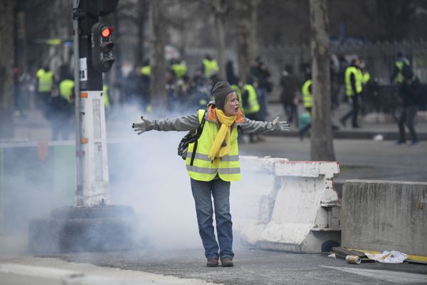 A woman participating in Yellow Vests protests in Paris A woman participating in Yellow Vests protests in Paris - Sputnik International