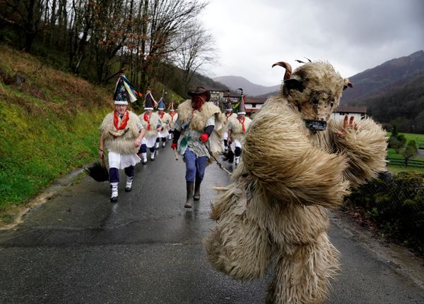 A man dressed as a bear accompanies bell-wearing dancers, known as Joaldunak, performing a ritual dance in Ituren, northern Spain A man dressed as a bear accompanies bell-wearing dancers, known as Joaldunak, performing a ritual dance in Ituren, northern Spain - Sputnik International
