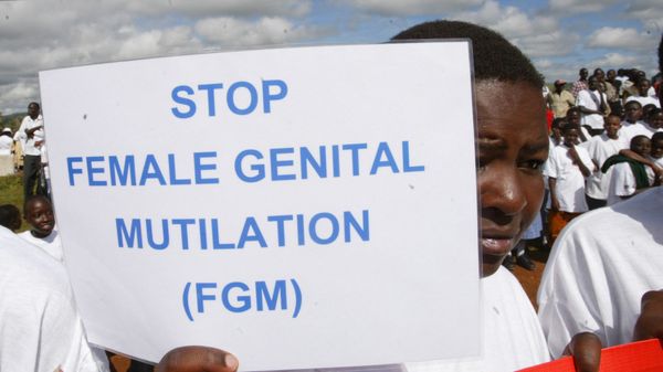 A woman in Kenya holds up a sign against FGM during a demonstration - Sputnik International