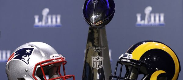The helmets of the New England Patriots and the Los Angeles Rams next to the Superbowl trophy - Sputnik International