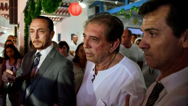 Brazilian spiritual healer Joao Teixeira de Faria (C), known as Joao de Deus (John of God) is escorted by supporters, upon arrival at his healing center Casa de Dom Inacio de Loyola, in Abadiania, 120 km southwest of Brasilia, state of Goias on December 12, 2018. - Sputnik International