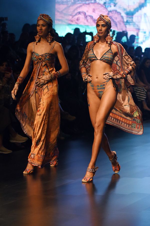Indian Model on Stage Wearing Clothes Created by Rajdeep Ranawat at the Lakme Fashion Week in Mumbai - Sputnik International