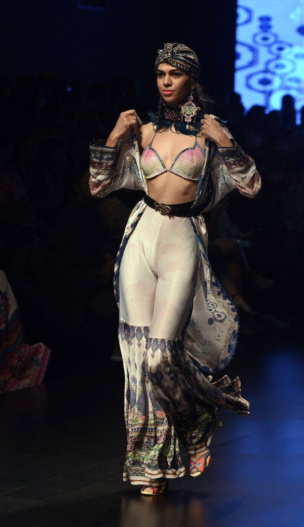 Indian Model on Stage Wearing Clothes Created by Rajdeep Ranawat at the Lakme Fashion Week in Mumbai - Sputnik International
