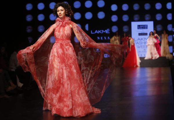 Indian Model on Stage Wearing Clothes Created by Gauri and Nainika at the Lakme Fashion Week in Mumbai - Sputnik International