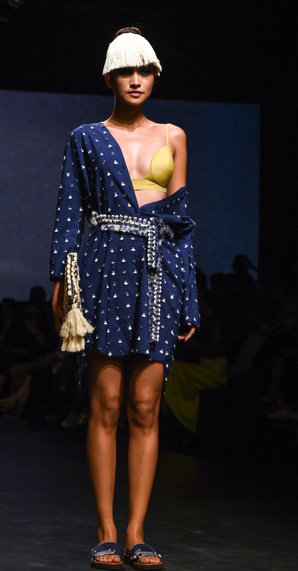 Indian Model on Stage Wearing Clothes Created by Ereena at the Lakme Fashion Week in Mumbai - Sputnik International