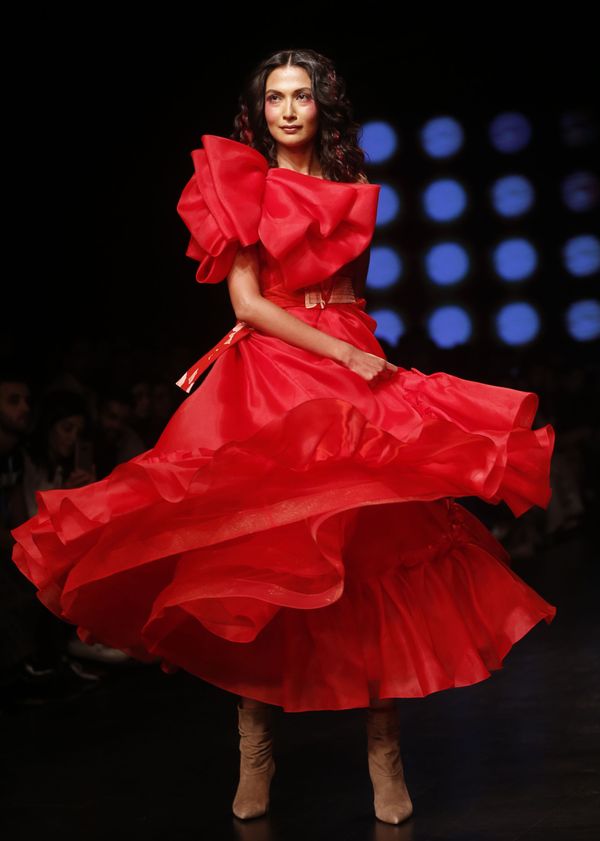 Indian Model on Stage Wearing Clothes Created by Gauri and Nainika at the Lakme Fashion Week in Mumbai - Sputnik International