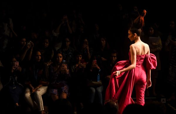 Indian Model on Stage Wearing Clothes Created by Gauri and Nainika at the Lakme Fashion Week in Mumbai - Sputnik International