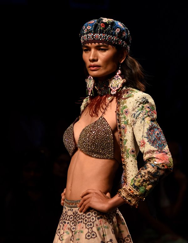 Model Showcases Creations by Designer Rajdeep Ranawat at the Lakme Fashion Week in Mumbai - Sputnik International