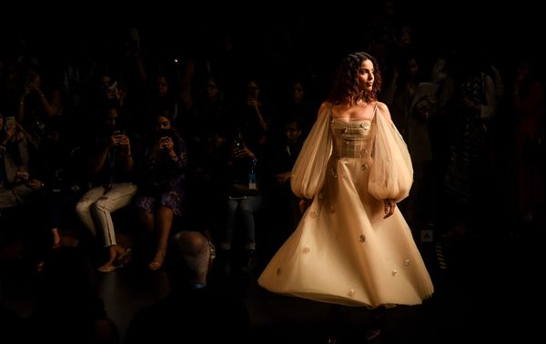 Indian Model on Stage Wearing Clothes Created by Gauri and Nainika at the Lakme Fashion Week in Mumbai - Sputnik International