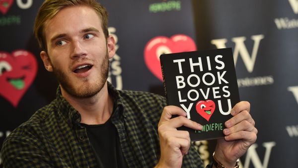 Felix Kjellberg, aka PewDiePie poses with his new book, 'This book loves you' at an event in central London, on October 18, 2015 - Sputnik International