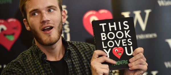 Felix Kjellberg, aka PewDiePie poses with his new book, 'This book loves you' at an event in central London, on October 18, 2015 - Sputnik International